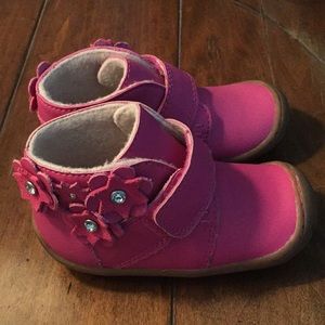 Size 7 toddler pink Ugg shoes, brand new